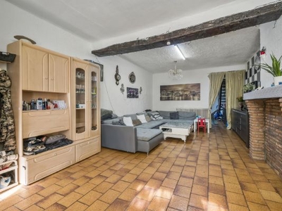 Te renoveren woning met 3 slaapkamers en stadskoer in Gent!