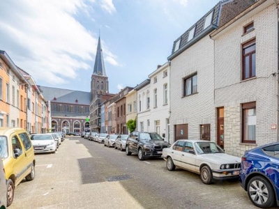 Te renoveren woning met stadstuin centraal gelegen in Sint-Amandsberg