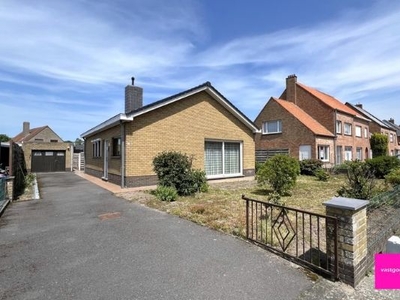 Zeer goed onderhouden bungalow, nabij centrum Oudenburg