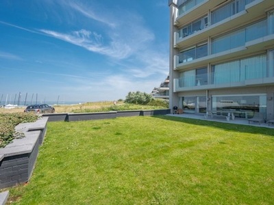 HOEKAPPARTEMENT met 4 slaapkamers gelegen op de WANDELDIJK.