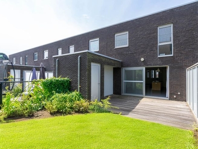 Moderne gezinswoning met 3 slaapkamers, bureel en tuin op...