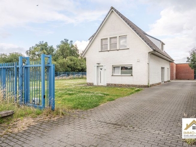 Ruime alleenstaande woning met tuin te Laarne