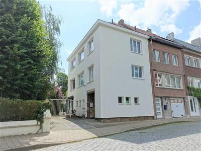 Gerenoveerd appartement nabij Sint-Pietersstation te huur in