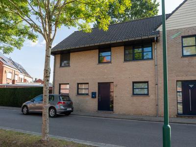 Instapklare halfopen woning met tuin en eigen garage