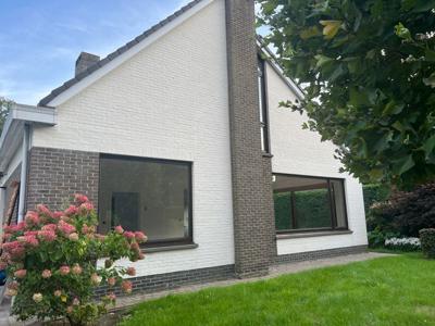 Net gerenoveerde Villa Brasschaat met 6 slaapkamers