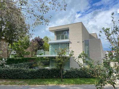 Recent hoekappartement (2020) met drie slaapkamers, ruim ter