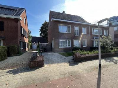 Ruime halfopen bebouwing met 3 slaapkamers in het centrum va