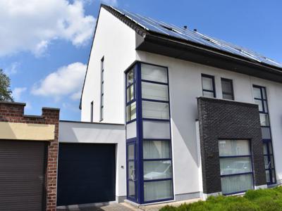 Moderne woning, compleet uitgerust voor 8 tot 12 personen.