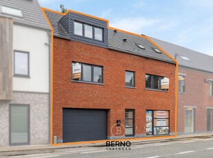 Nieuw gebouwde woning met ruime garage en tuin