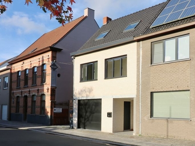 Centraal gelegen nieuwbouwwoning met 3 slpks, garage en t...