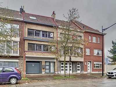 Centraal gelegen triplex app met 2 SLPK én terras!