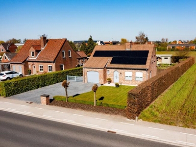 Ruime alleenstaande woning met 4 slaapkamers, inpandige gara