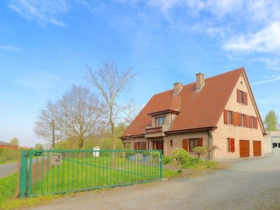 Villa met 7 slpk, grote tuin en magazijn - 2.490 EUR/mnd