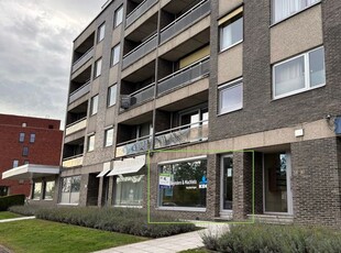 Deels gerenoveerde gelijkvloerse handelsruimte van 120m²