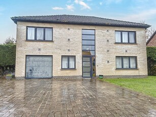 Ruime en lichtrijke villa met 4 slaapkamers en garage.