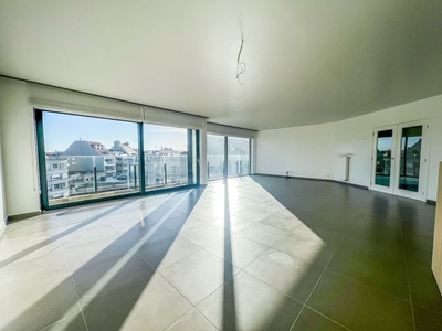 Modern en zeer ruim appartement ( gevel v. 10 M) op de Lip