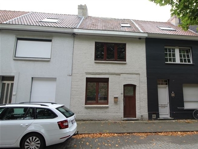 Rijwoning (3slk.) met koer nabij Station Gent Sint-Pieters.