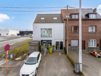 Modern pand met 2 ruime, instapklare appartementen te koop i