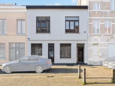 Ruim gerenoveerde woning met terras te Oostende.