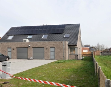 Halfopen nieuwbouw met tuin en inpandige garage