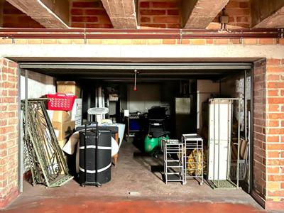 ONDER OPTIE - Grote gesloten garage