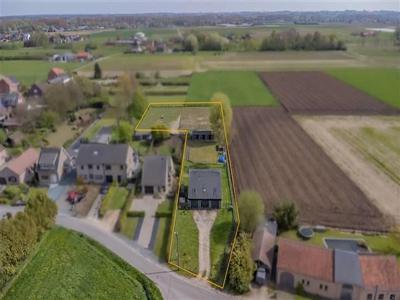 Open bebouwing met idyllische ligging en groot stuk aanpalen