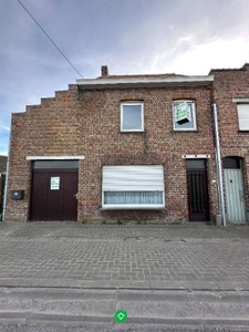 Te renoveren woning met garage te Eernegem