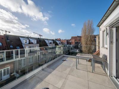 GEMEUBELD en tevens Lichtrijk gerenoveerd duplex-appartement