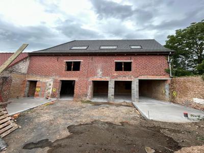 Maison 3 façades en retrait de la chaussée à Marquain