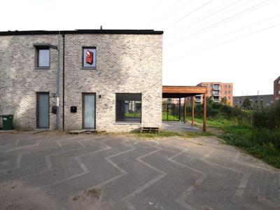 Nieuwbouwwoning in rustige buurt met tuin, carport en zonne