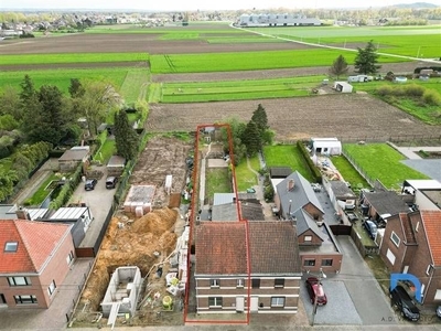 Halfopen bebouwing met 4 slaapkamers en ruime tuin