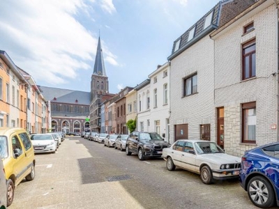 Te renoveren woning met stadstuin centraal gelegen nabij Heilig Hartkerk