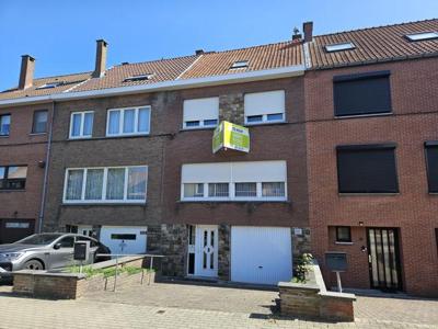 Goed gelegen woning met 3 slaapkamers, garage en tuin