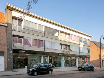 Handelszaak in winkelstraat, vlak bij grote parking