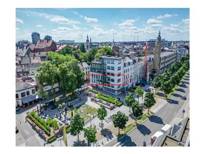 Klassevol hoekappartement met 2 slaapkamers en bureelruimte