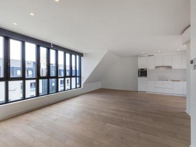 Lichtrijke penthouse met Zuidwest gericht terras van 50 m²!