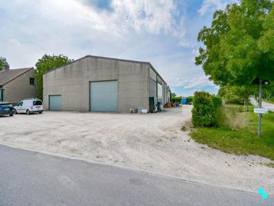 Loods van ca. 416 m² met schuifpoort in Sint-Eloois-Winkel