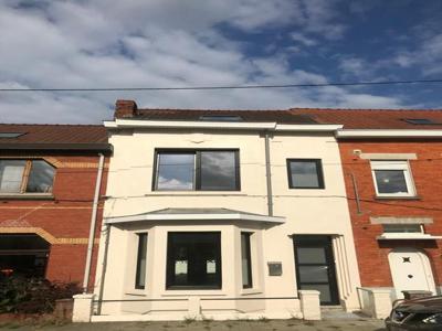 Moderne en karaktervolle renovatie met drie slaapkamers en g