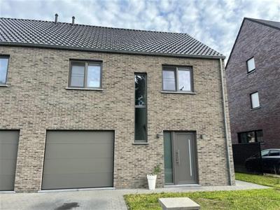 Nieuwbouw woning met 3 slaapkamers en inpandige garage