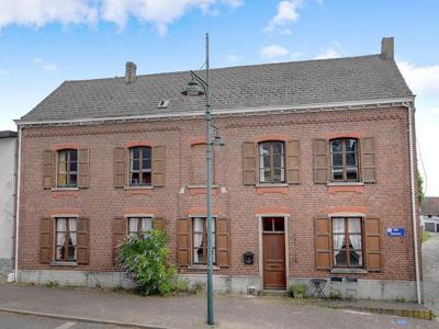 Zeer goed gelegen ruime woning met veel renovatiepotentieel