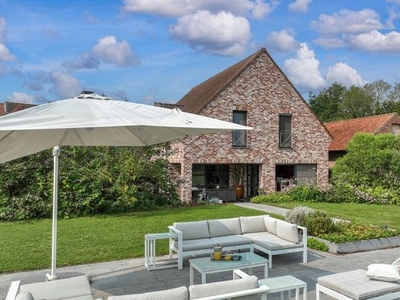 Eigentijdse villa in Dottignies gebouwd op 3.296m²!