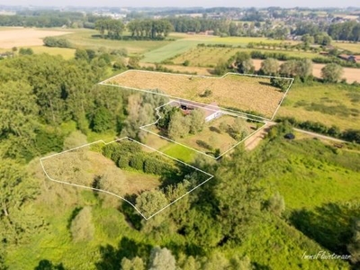 Idyllisch gelegen te renoveren vierkantshoeve met bijgebouw