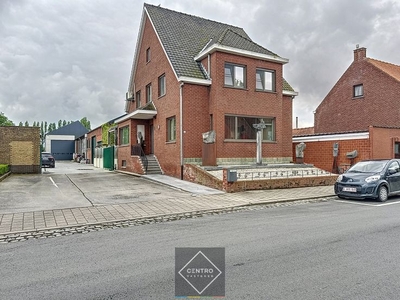 Instapkare woning met bedrijfsgebouwen te Houthulst!