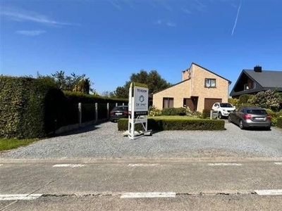 INSTAPKLARE VILLA MET 3 SLP, GARAGE EN PRACHTIGE TUIN