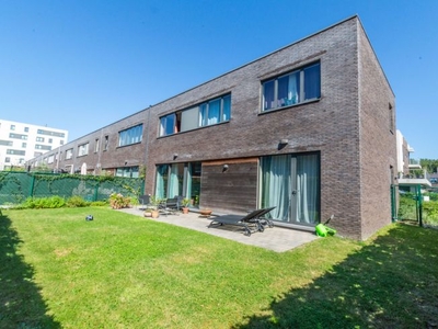 Recente nieuwbouwwoning met 4 slaapkamers