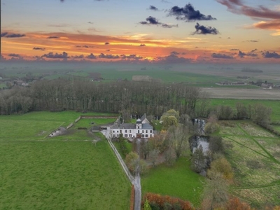 Kasteelhoeve op meer dan 2,3 hectare