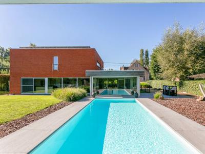 Exclusieve eigendom met prestigieuze, moderne villa.