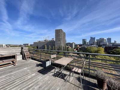 Hedendaagse loft met terras en parkeerplaats