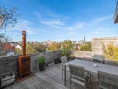 Instapklare gerenoveerde penthouse ca 92m2 met uniek stadszi