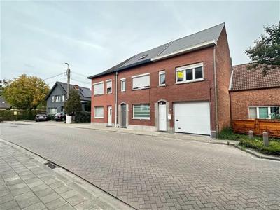 Rijwoning met 3 slaapkamers en een garage.